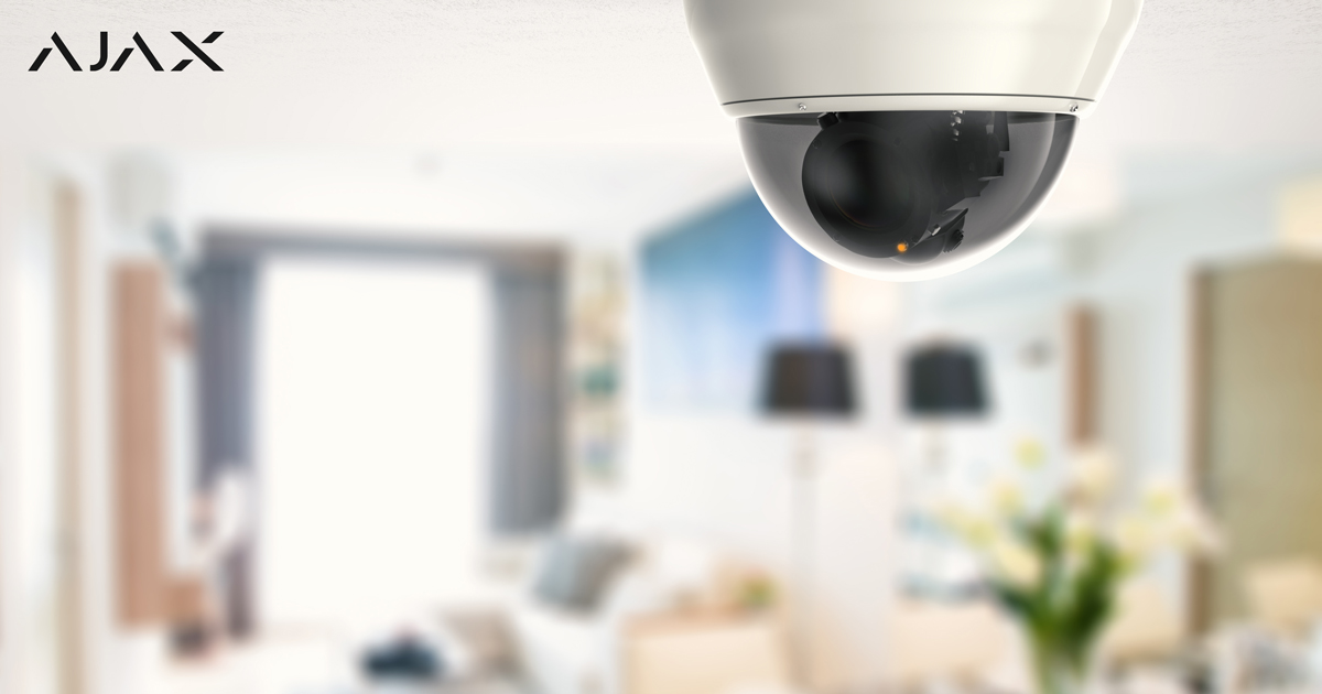 Une caméra dôme dans la pièce principale de la maison